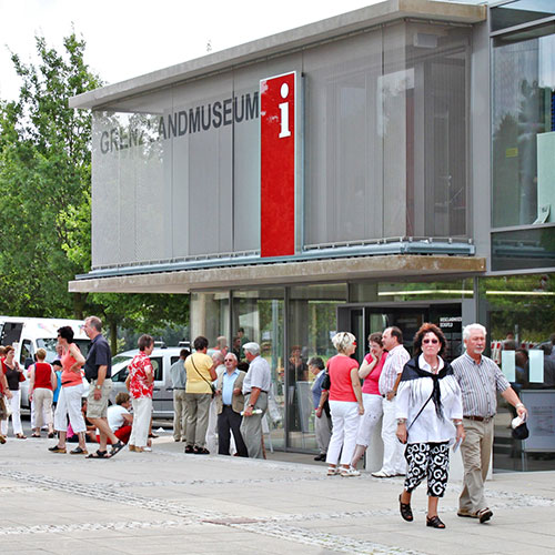 Besucher vor den Grenzlandmuseum